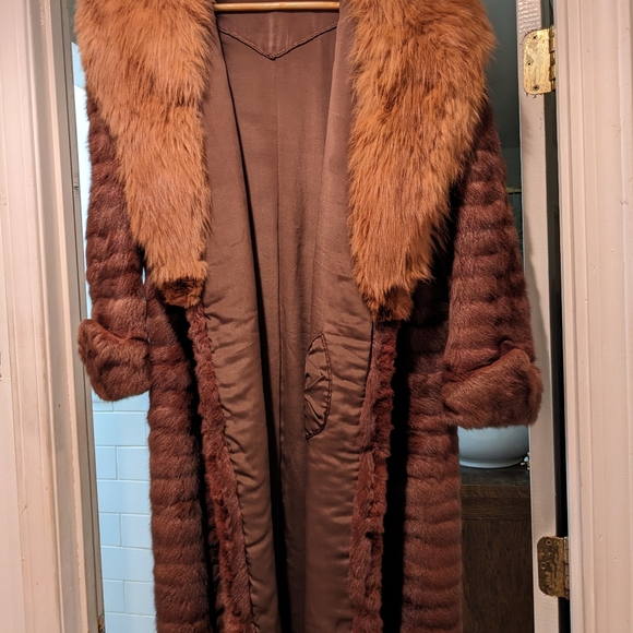Brown mink coat.  Inherited from my family - Picture 4 of 8